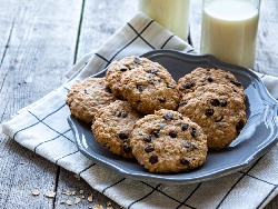 Бисквити с овесено брашно, кокосова захар и парченца шоколад - снимка на рецептата